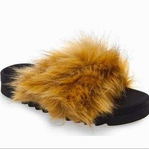 Steve Madden Women “Amari” faux fur Sandals worn 3 times. Great condition:) 6